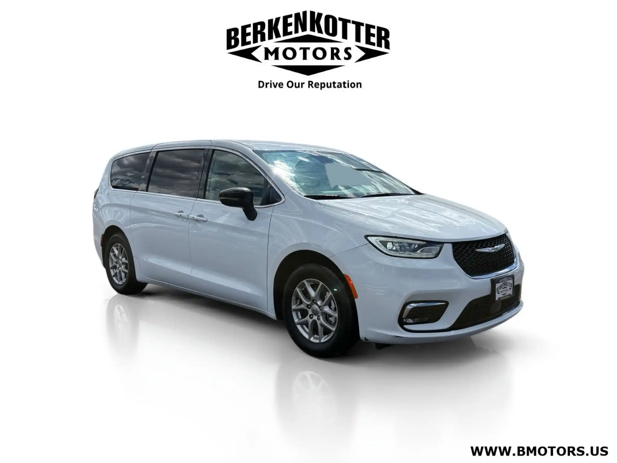 2024 Chrysler Pacifica Touring L's photo