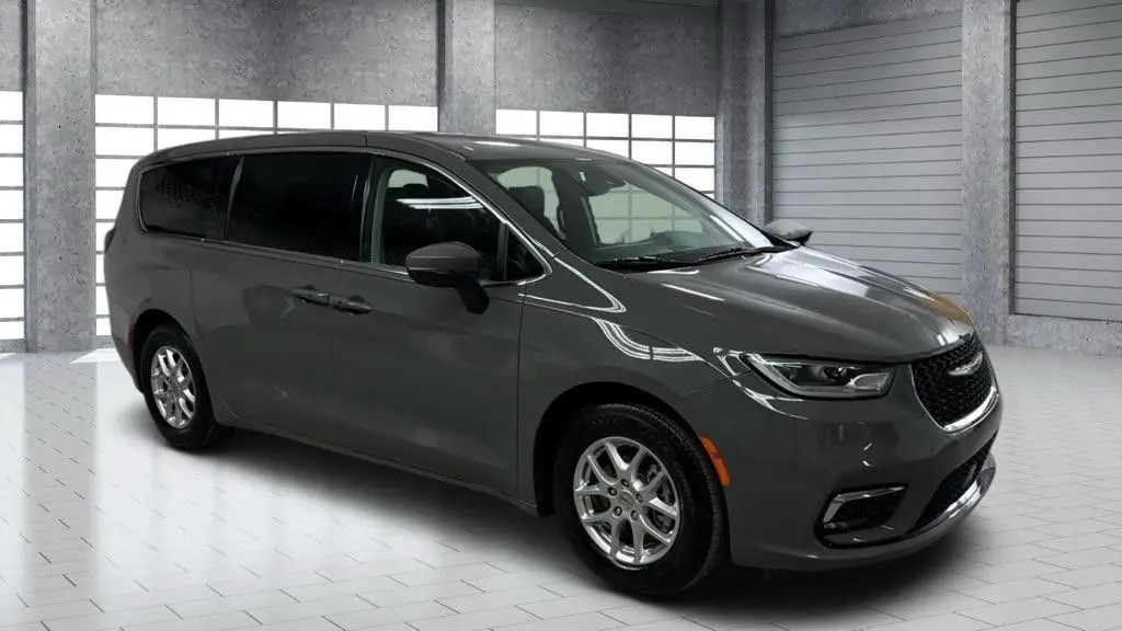 2023 Chrysler Pacifica Touring L photo 4