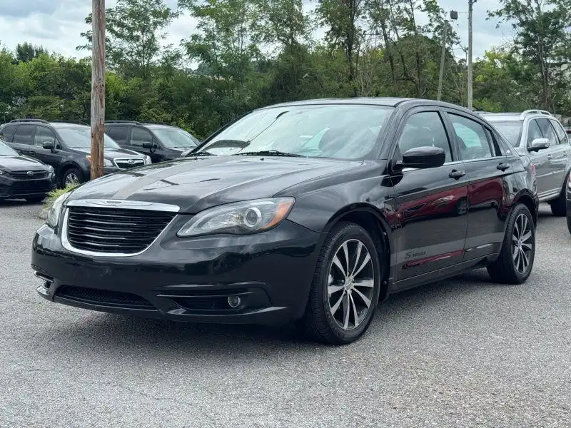 2013 Chrysler 200 Touring's photo