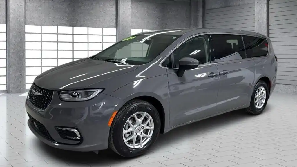 2023 Chrysler Pacifica Touring L's photo