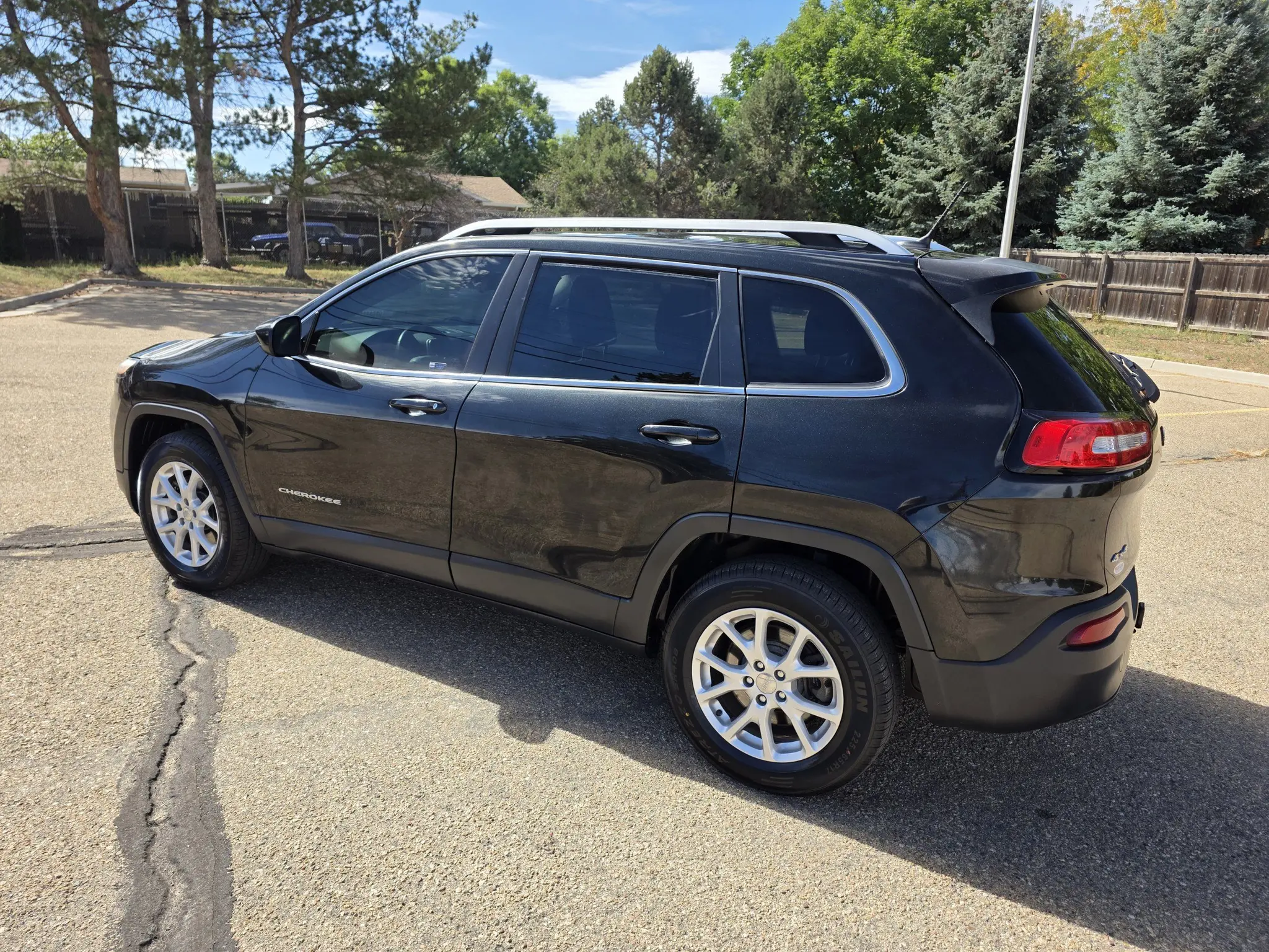 2014 Jeep Cherokee Latitude 4WD photo 3
