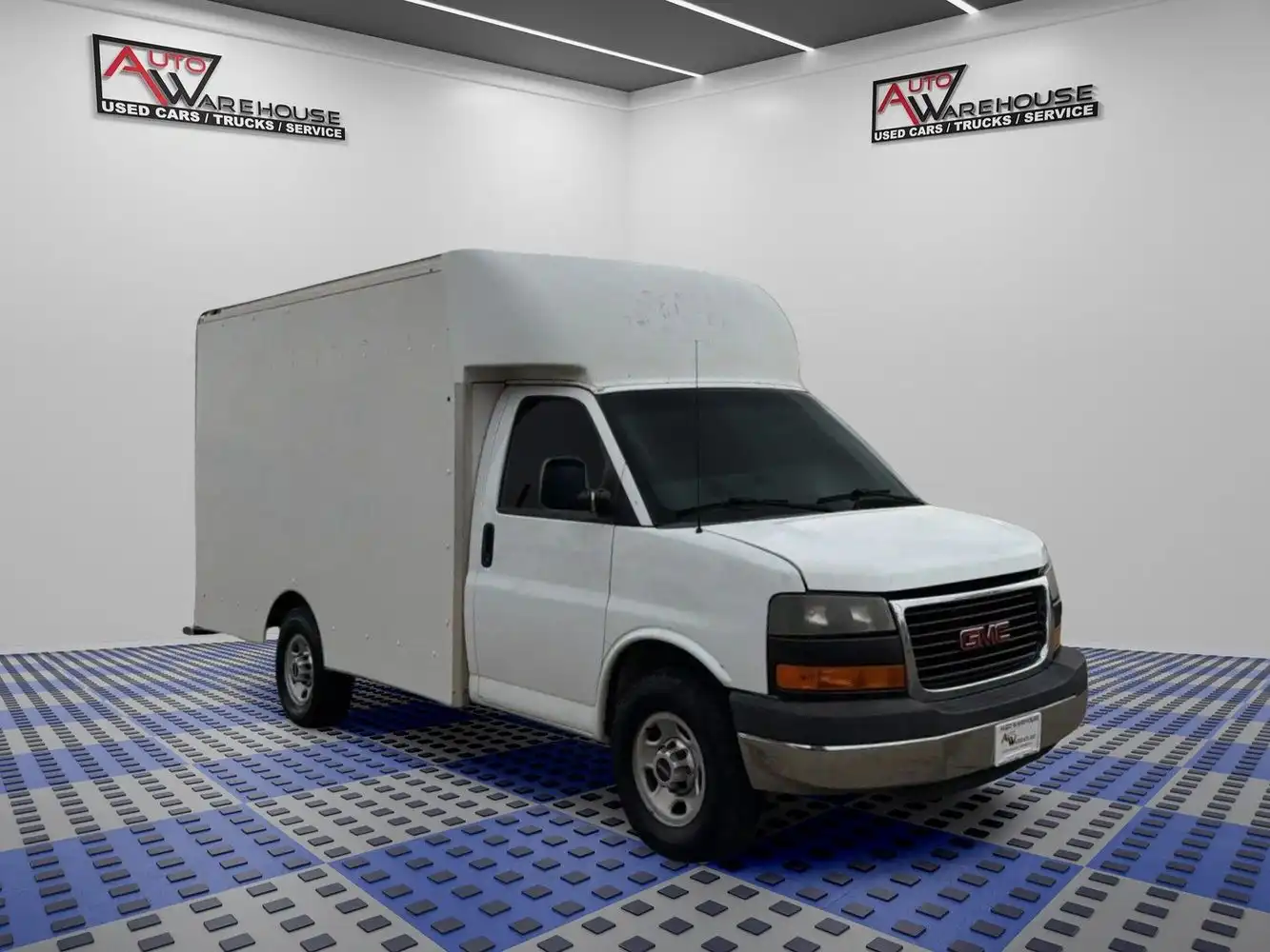 2015 GMC Savana Savana 3500 139" WB Cutaway's photo