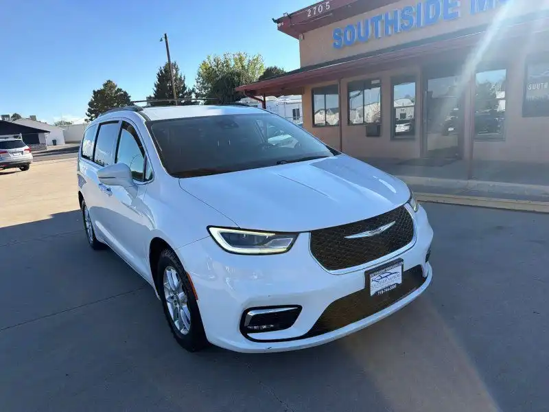 2022 Chrysler Pacifica Touring L's photo