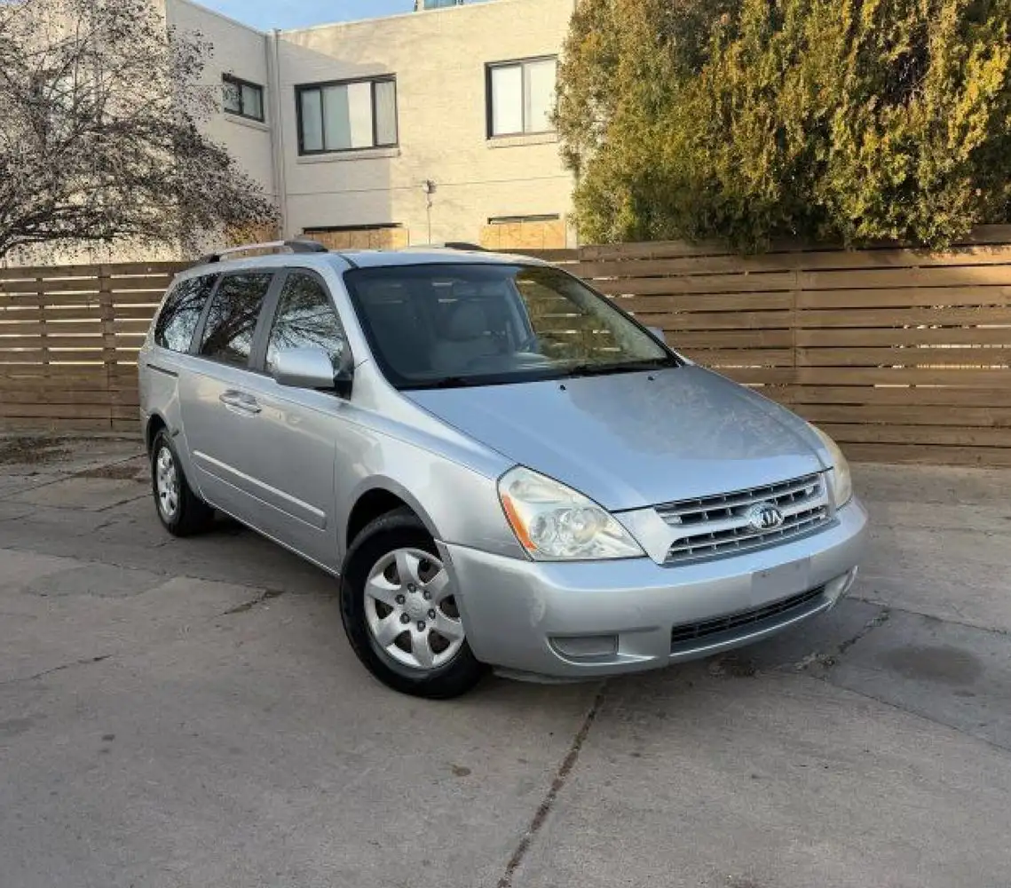 2010 Kia Sedona LX's photo