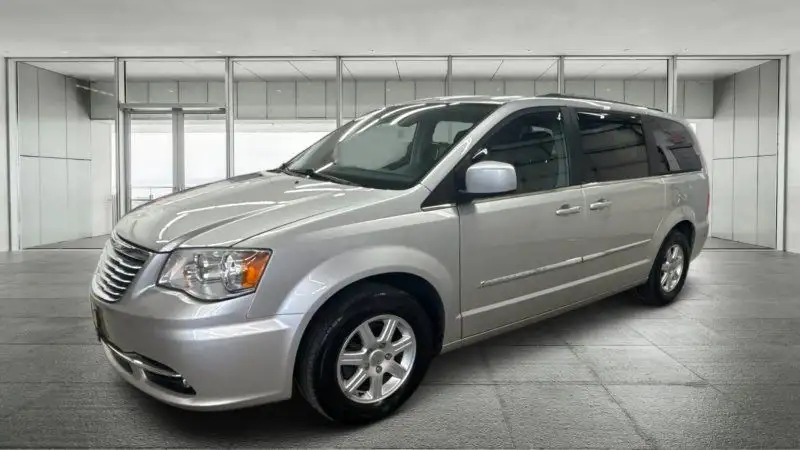 2012 Chrysler Town & Country Touring's photo
