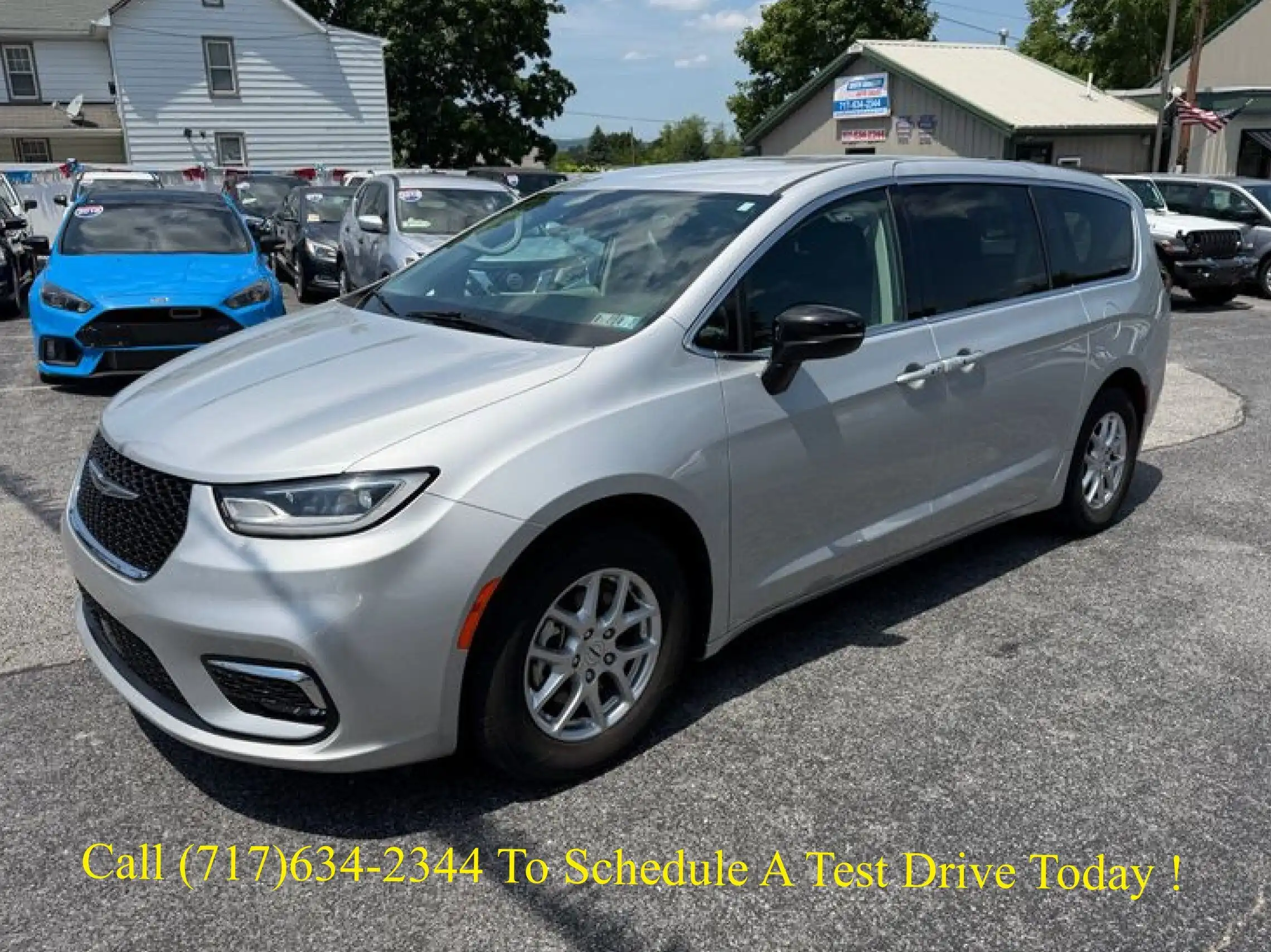 2024 Chrysler Pacifica Touring L's photo