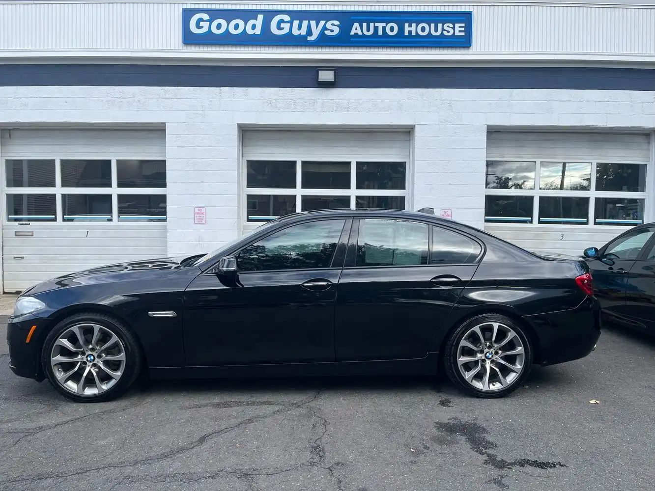 2016 BMW 5 Series 528i xDrive Sedan's photo