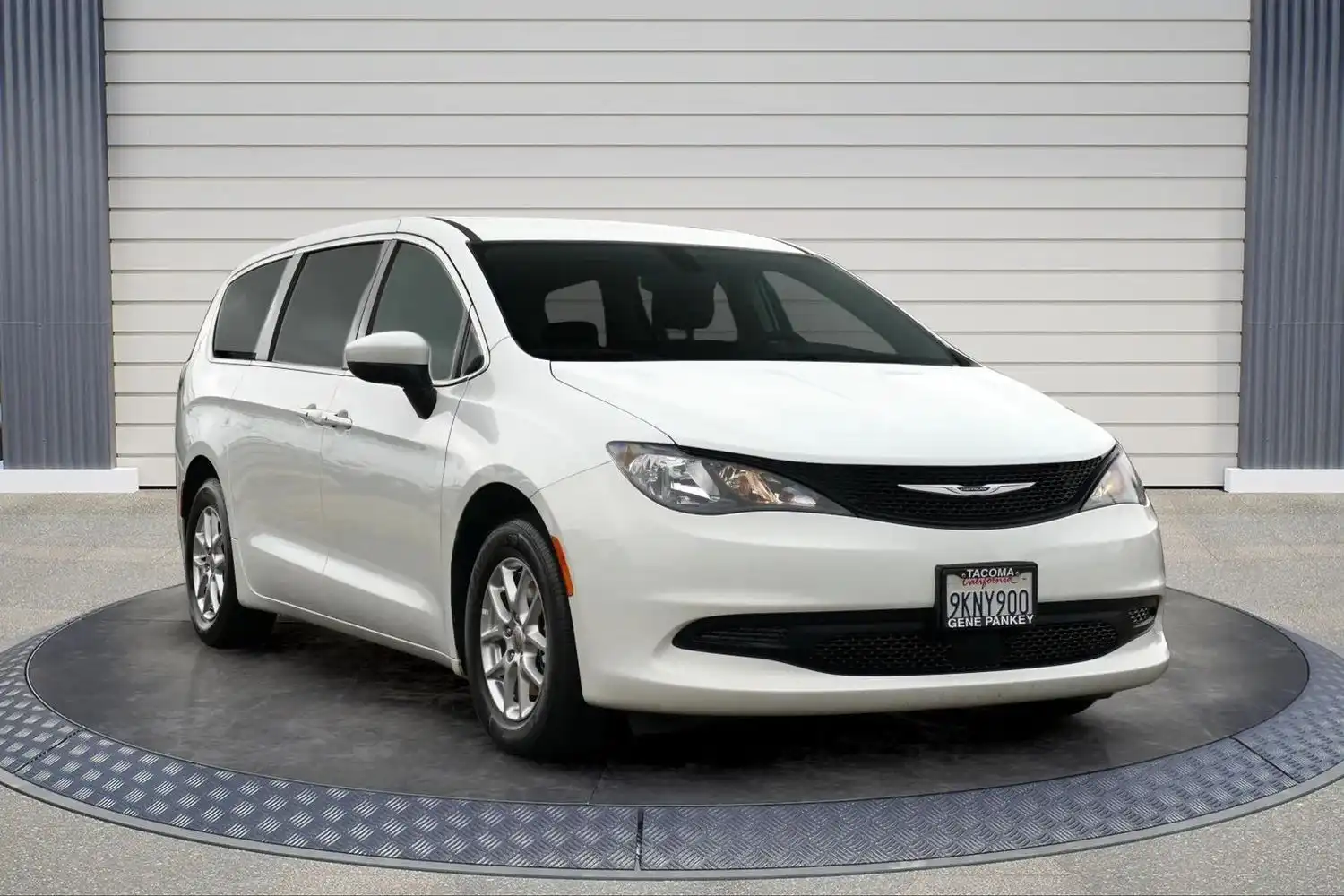 2022 Chrysler Voyager LX's photo