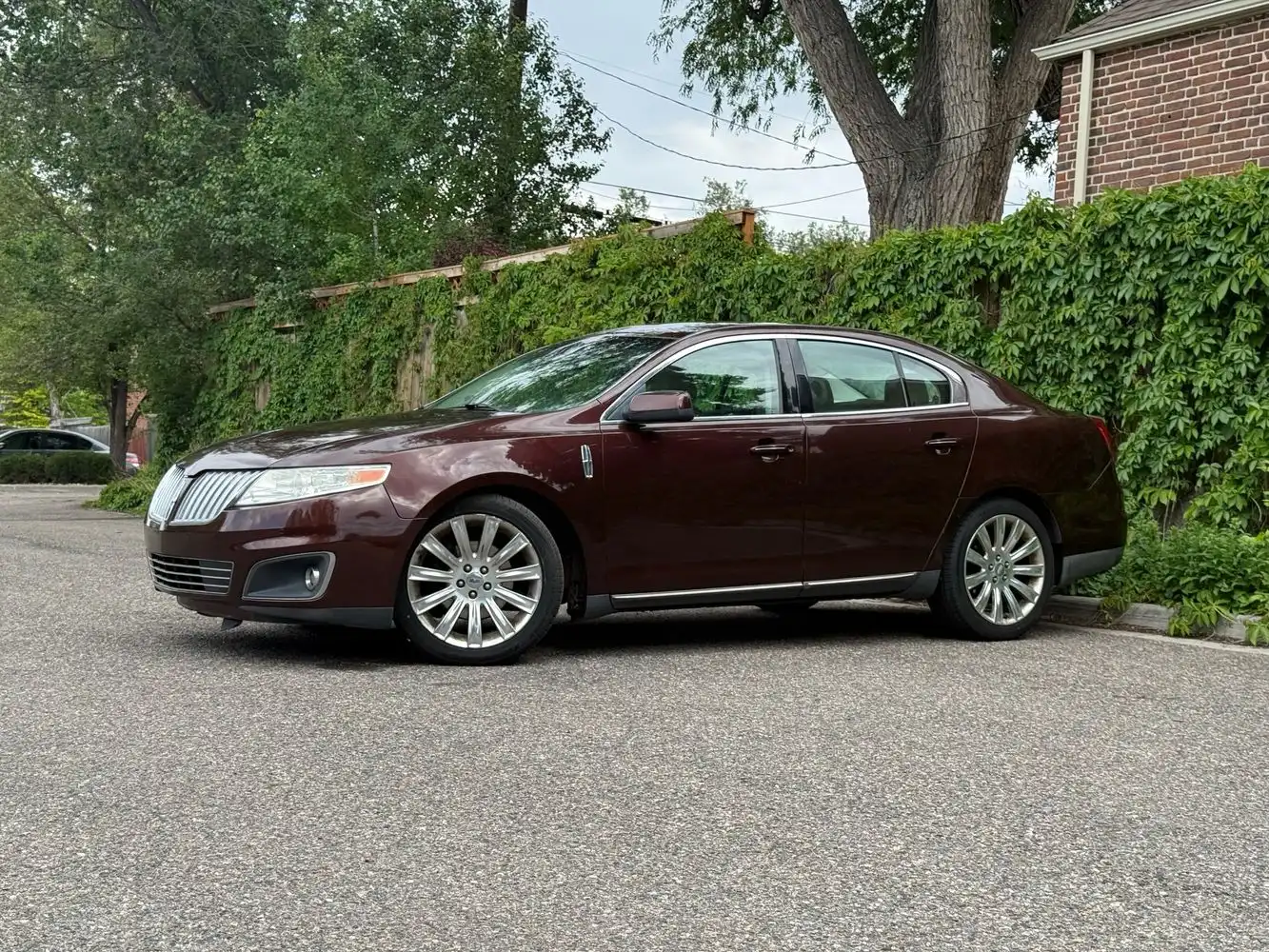 2010 Lincoln MKS AWD's photo