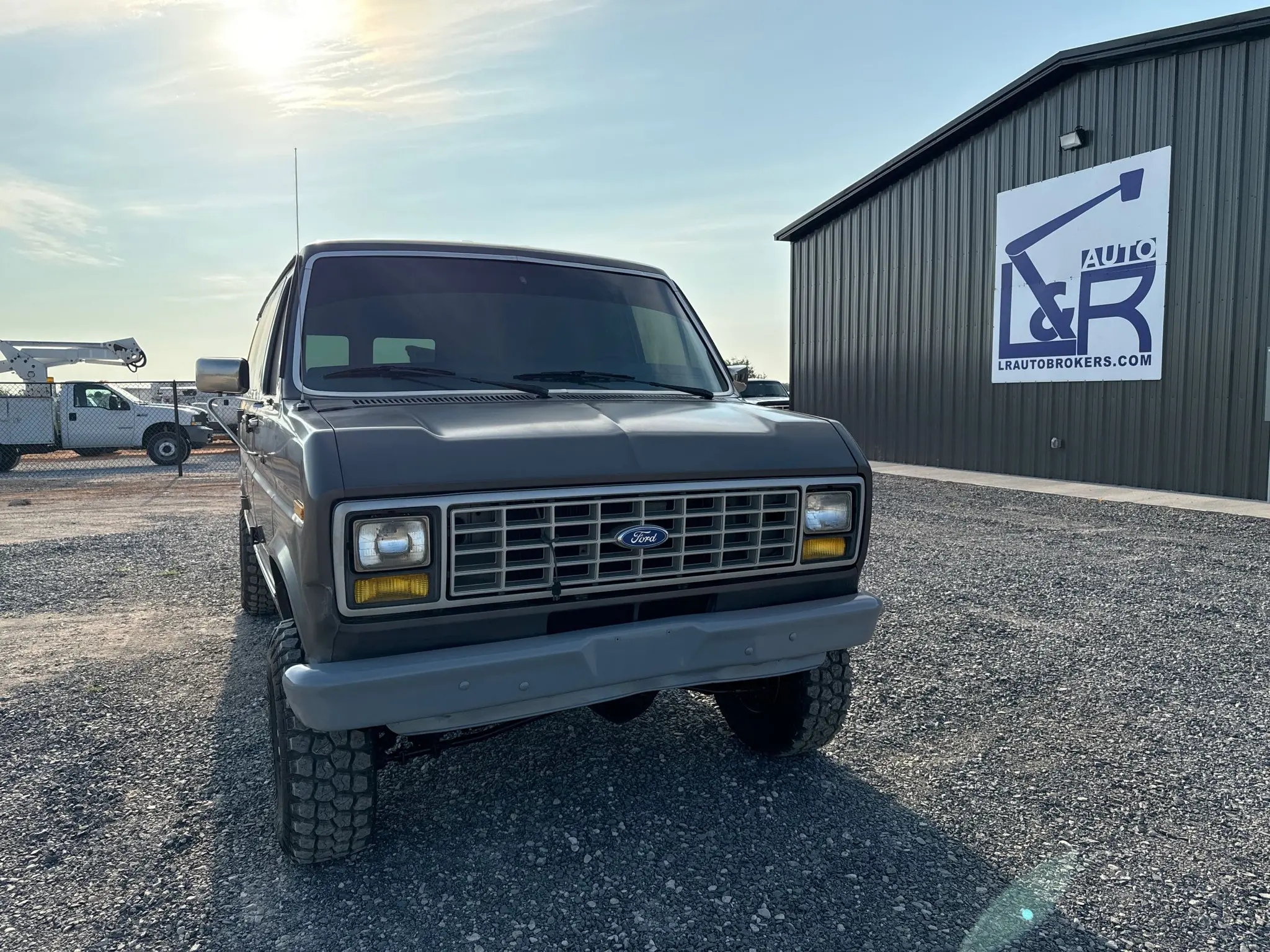 1991 Ford E-Series 4WD E-150 Van photo 3