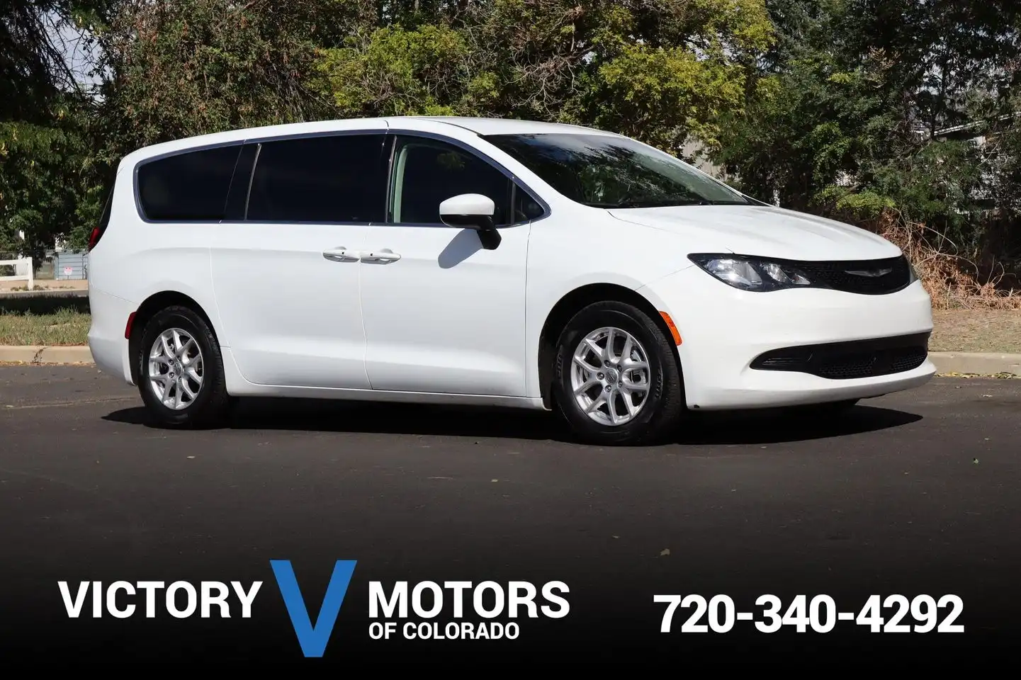 2022 Chrysler Voyager LX's photo