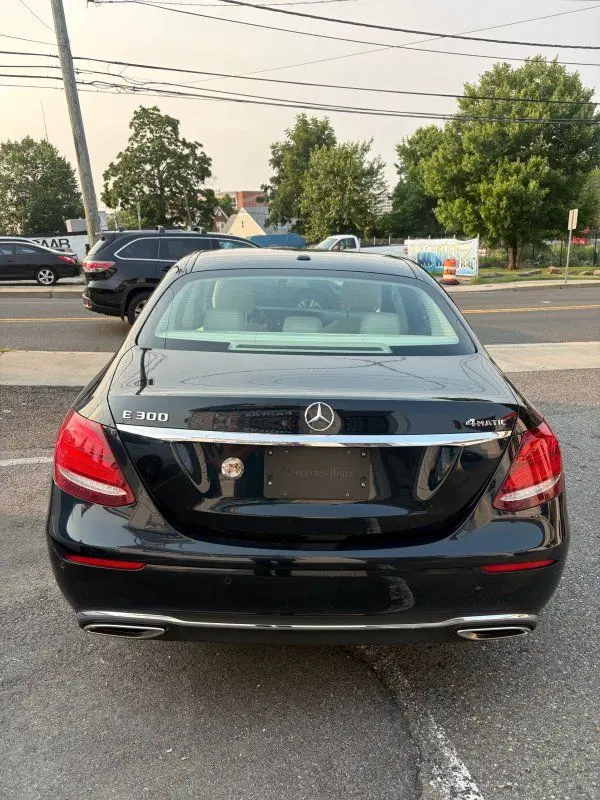 2017 Mercedes-Benz E-Class E300 4MATIC photo 4