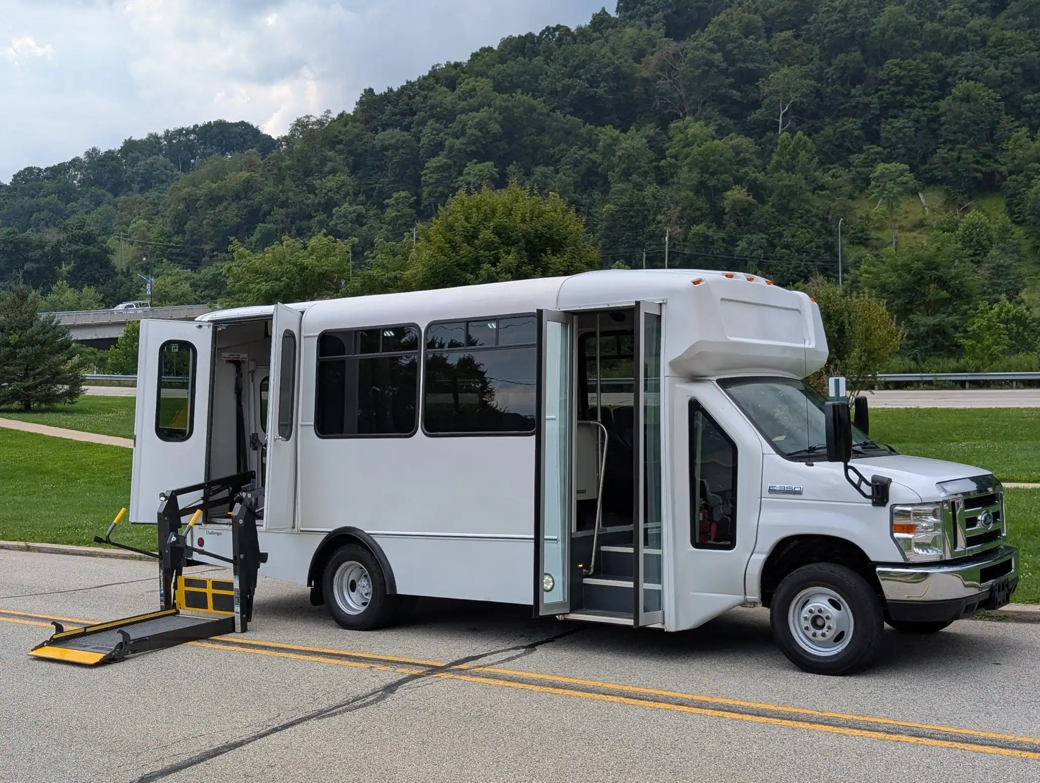 2016 Ford E-Series SRW E-350 Super Duty 138 in WB's photo