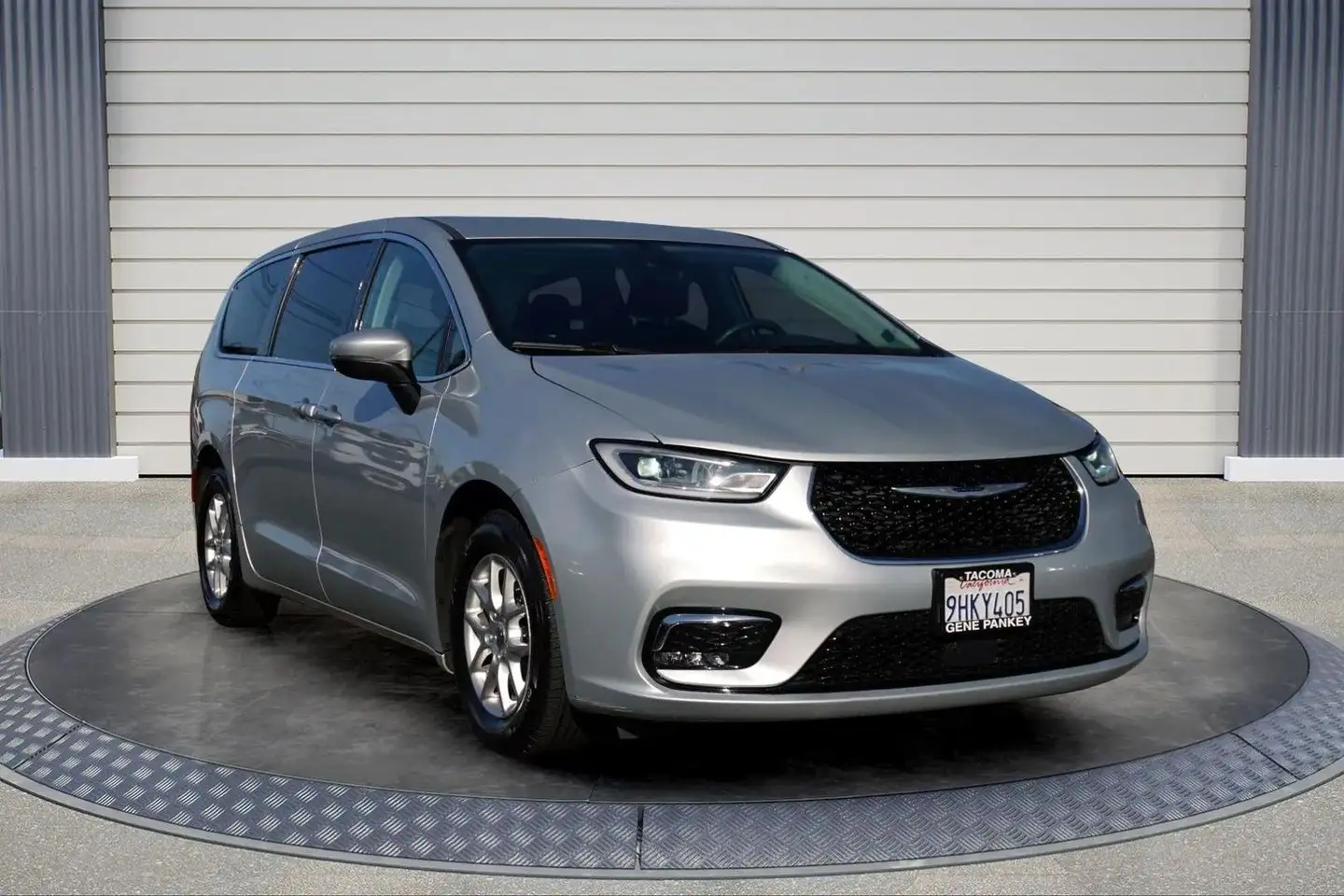 2023 Chrysler Pacifica Touring L's photo