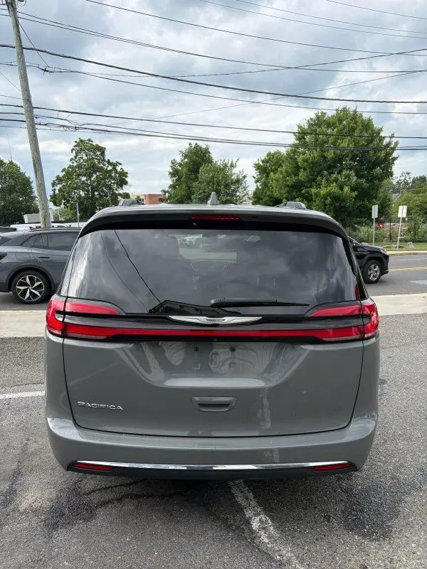 2022 Chrysler Pacifica Touring L photo 4