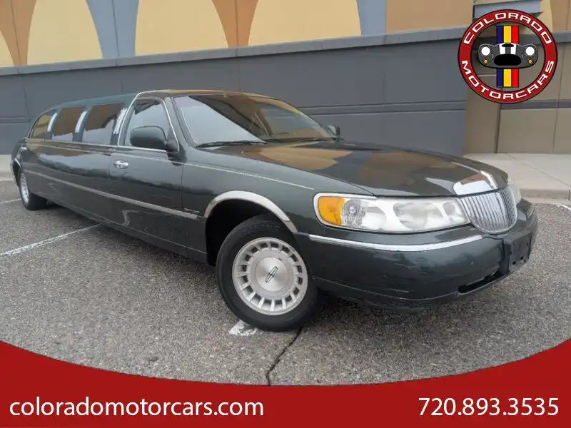 1999 Lincoln Town Car's photo