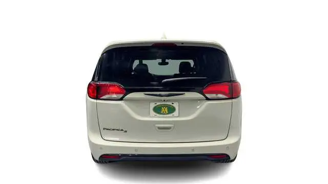 2020 Chrysler Pacifica Touring photo 3
