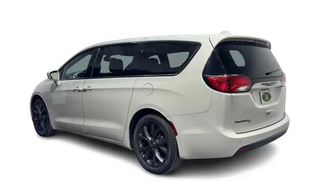 2020 Chrysler Pacifica Touring photo 4