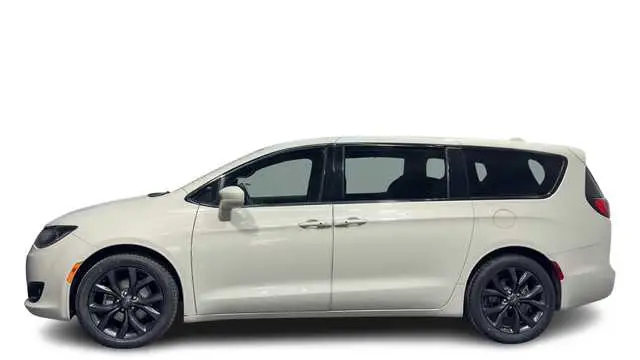 2020 Chrysler Pacifica Touring photo 1