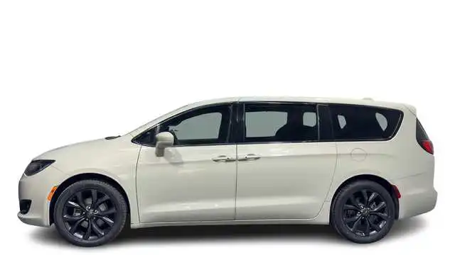 2020 Chrysler Pacifica Touring's photo