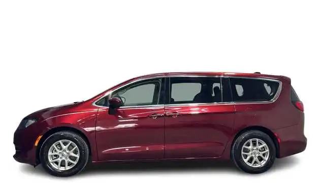 2022 Chrysler Voyager LX's photo