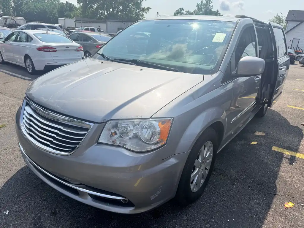 2016 Chrysler Town & Country Touring's photo