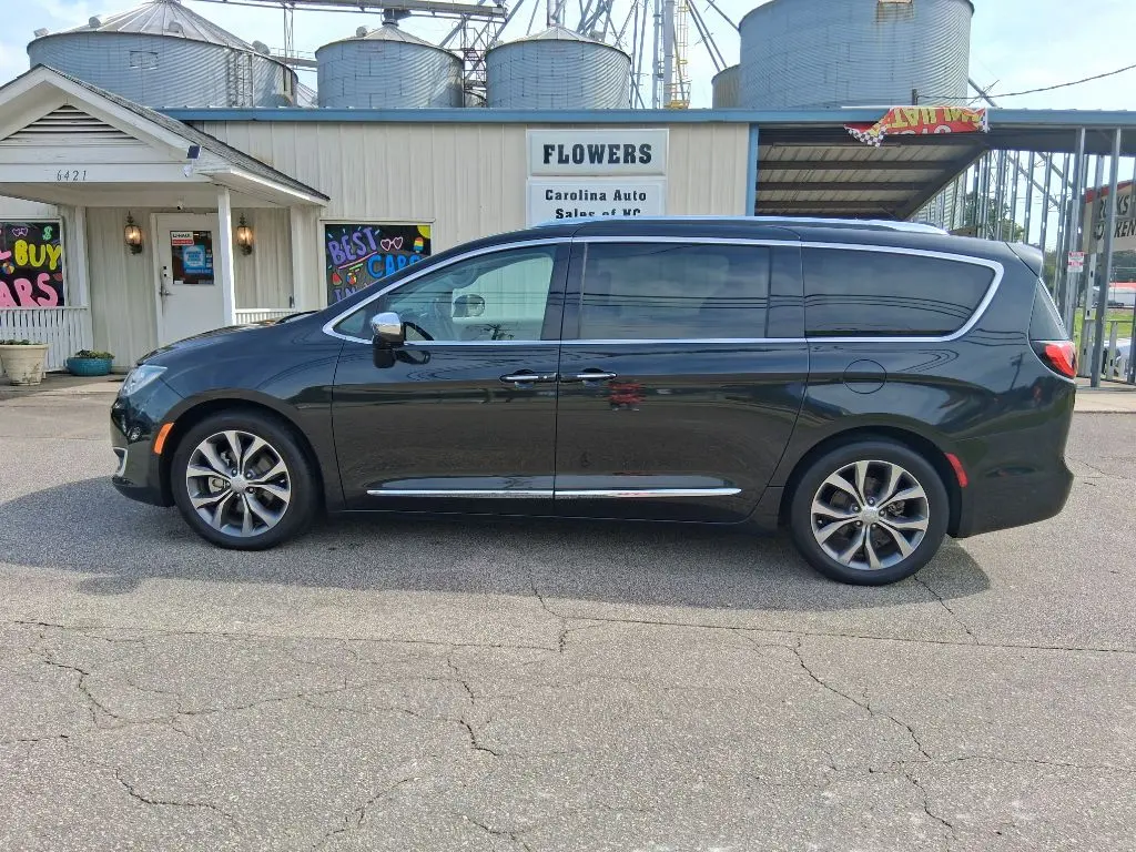2017 Chrysler Pacifica Limited photo 3