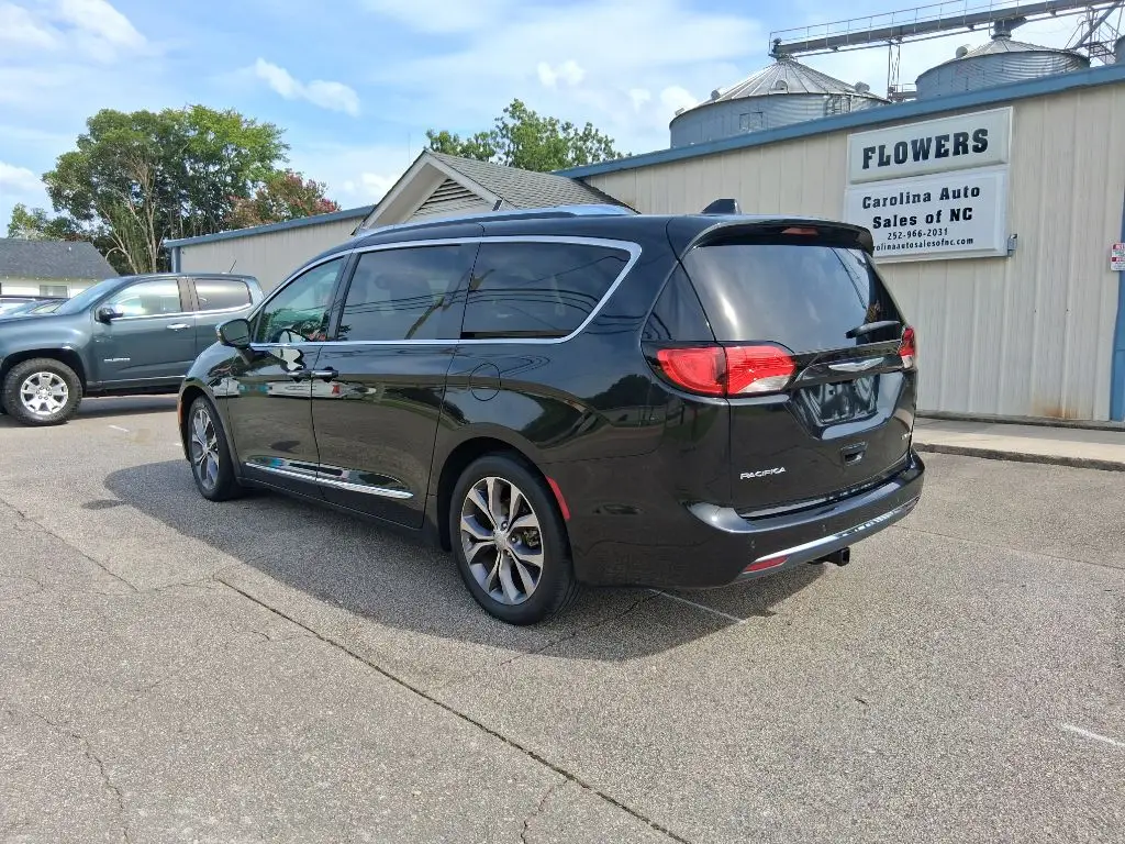 2017 Chrysler Pacifica Limited photo 1