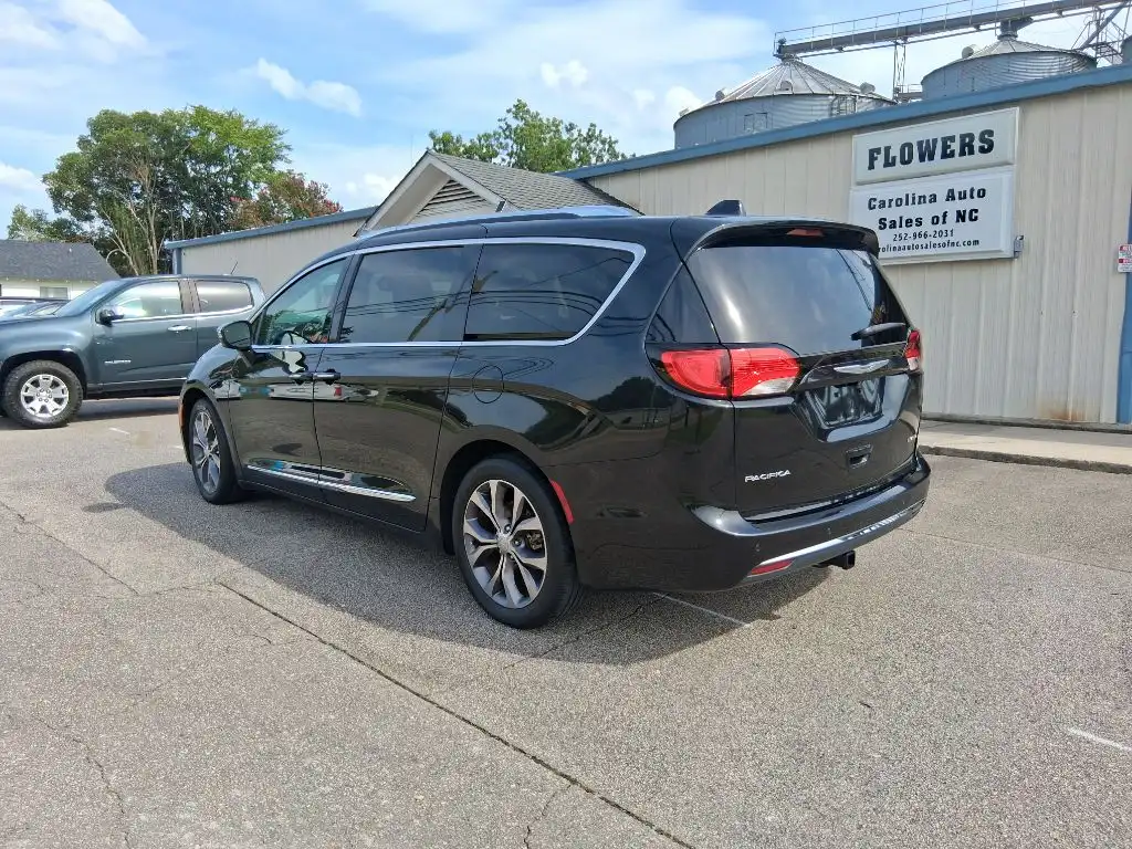 2017 Chrysler Pacifica Limited's photo