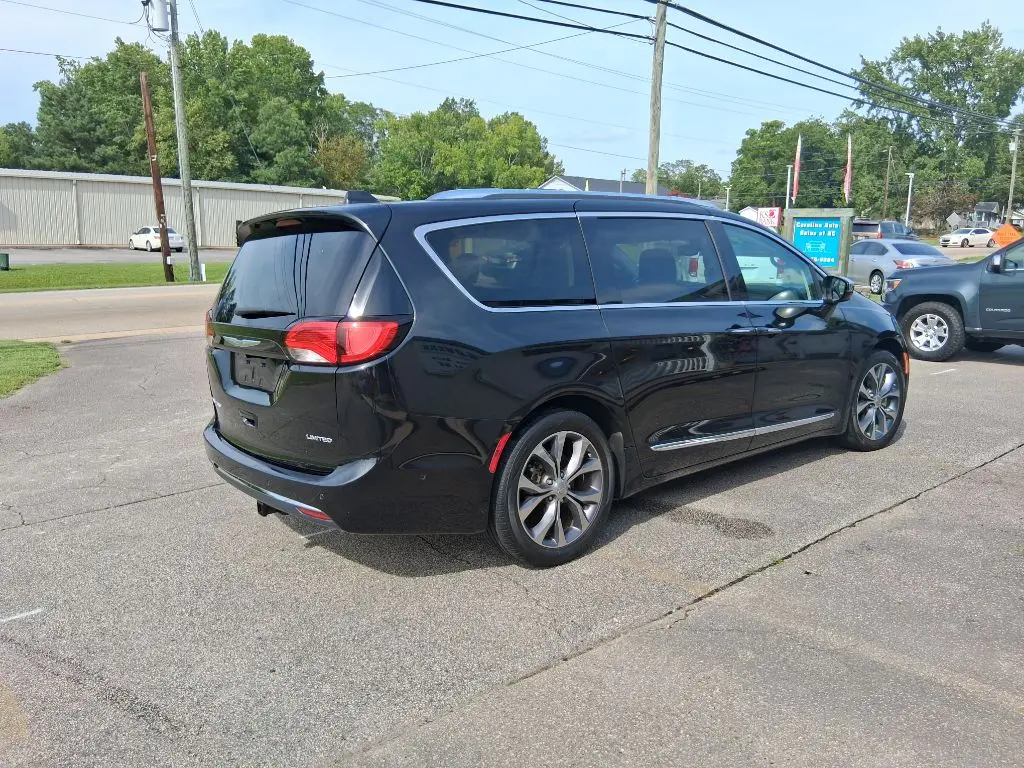 2017 Chrysler Pacifica Limited photo 5