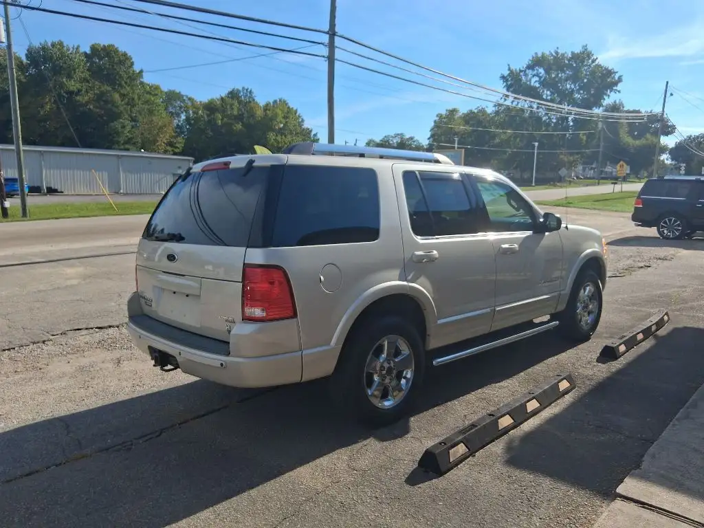 2005 Ford Explorer Limited's photo
