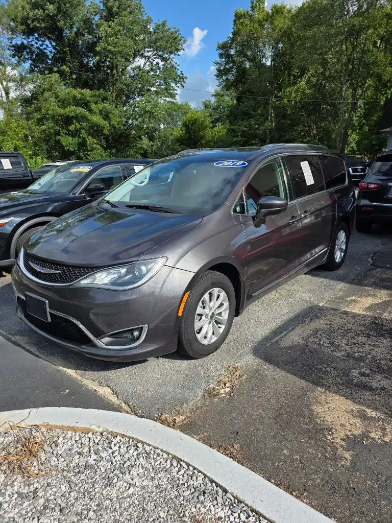 2019 Chrysler Pacifica Touring L's photo