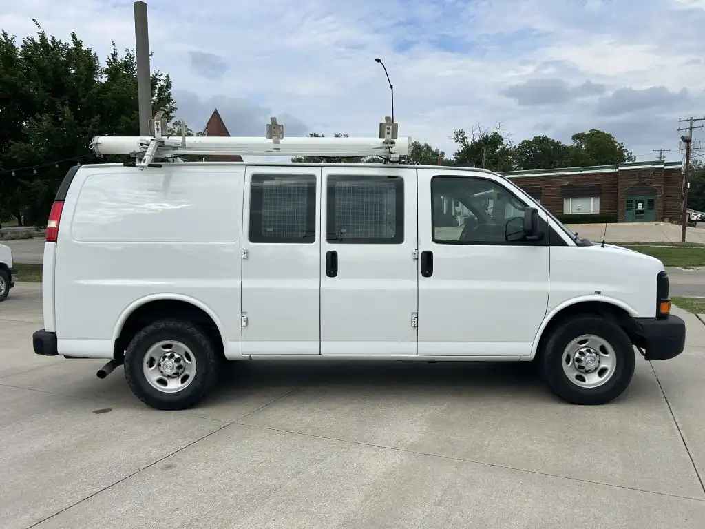 2015 Chevrolet Express 2500 Work Van HD's photo