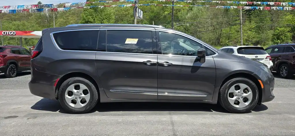 2017 Chrysler Pacifica Touring-L Plus's photo