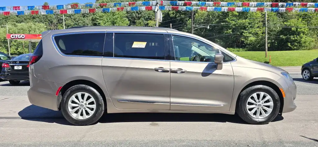 2017 Chrysler Pacifica Touring L's photo