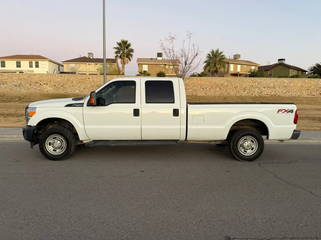 2015 Ford F-250 XL 4x4 Crew Cab 172 in photo 3