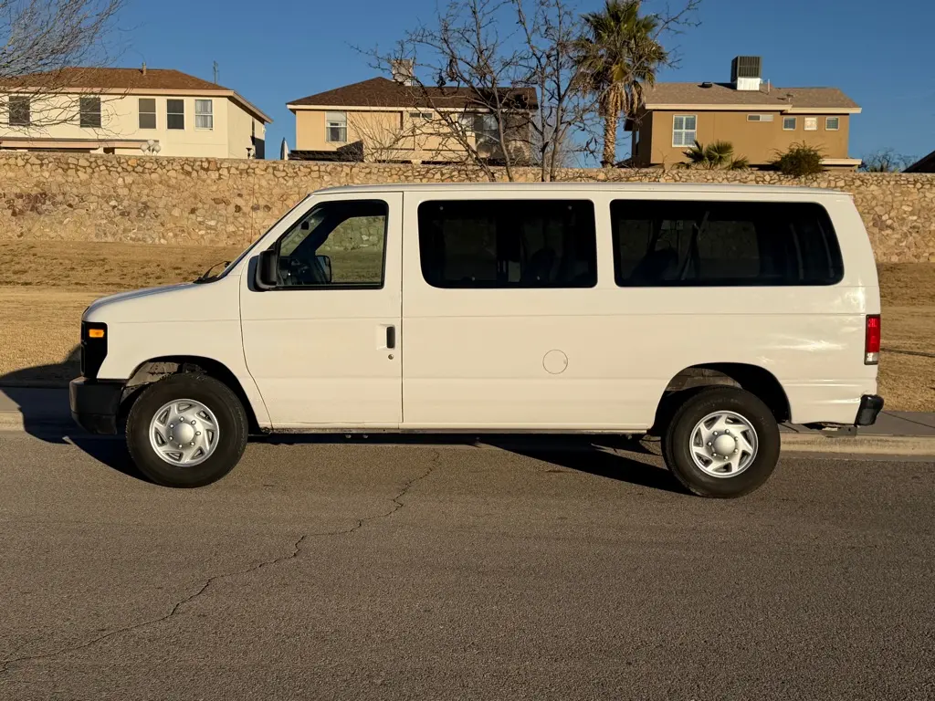 2014 Ford E-Series E-350 XL Super Duty photo 3