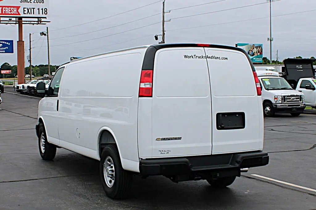 2025 Chevrolet Express Work Van 3500 Extended photo 4