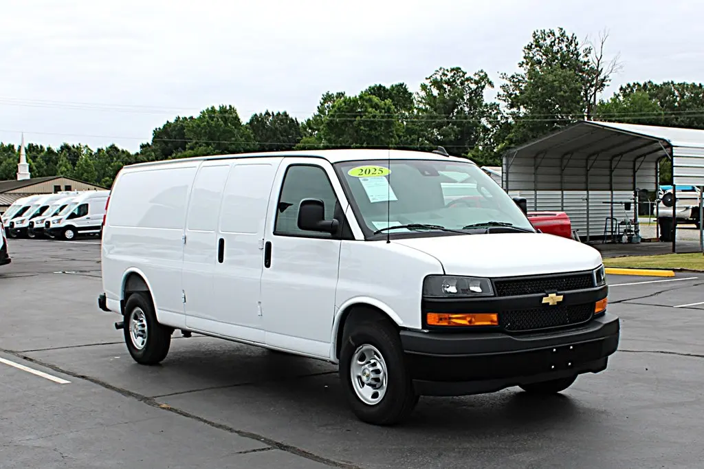 2025 Chevrolet Express Work Van 3500 Extended photo 3