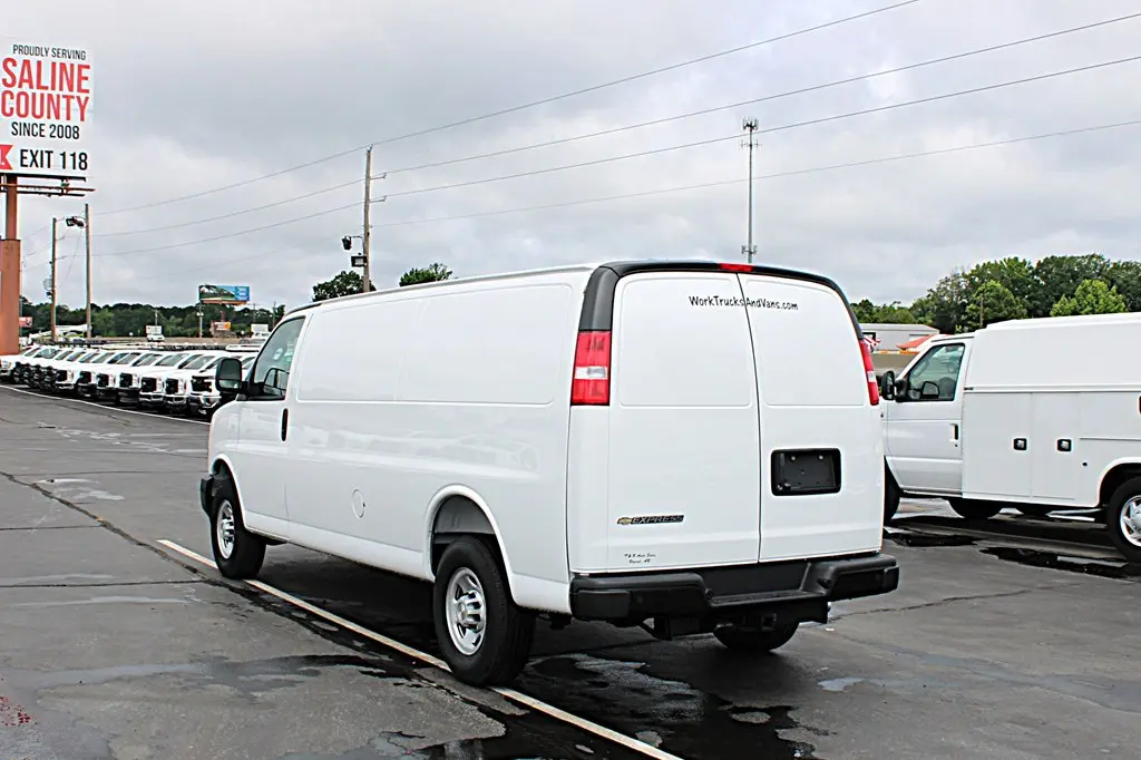 2025 Chevrolet Express Work Van 3500 Extended photo 4