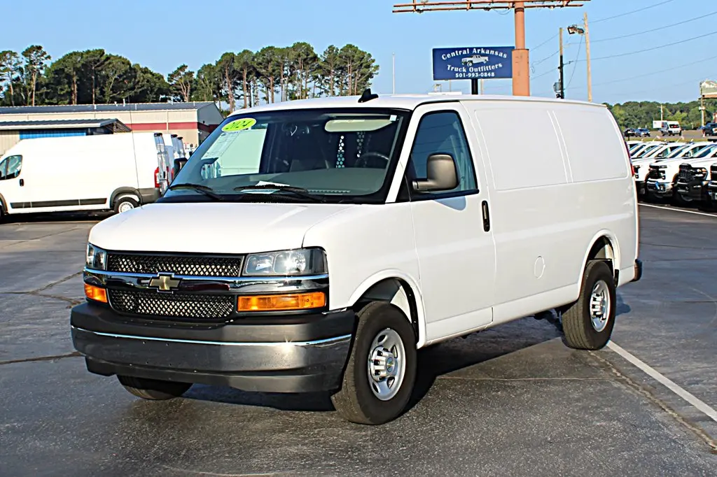 2024 Chevrolet Express 2500 Work Van HD photo 3