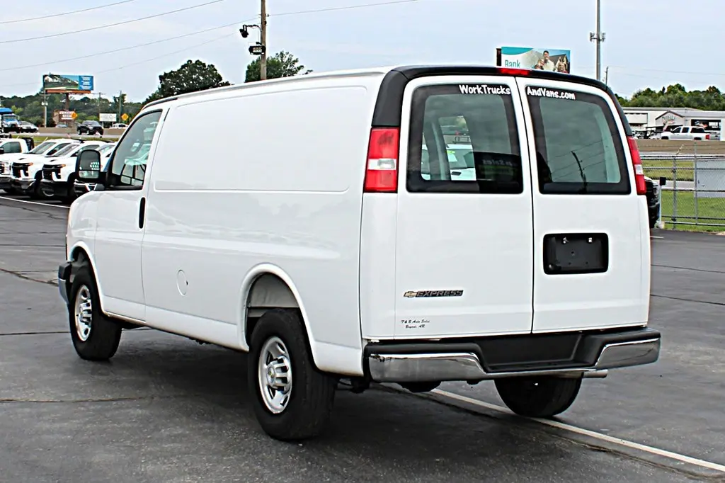 2025 Chevrolet Express Work Van HD 2500 photo 4