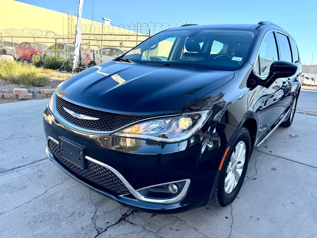 2019 Chrysler Pacifica Touring L's photo