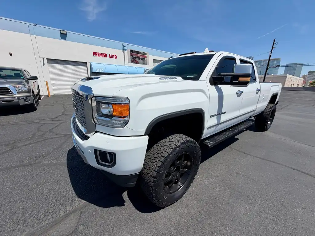 2017 GMC Sierra Denali 4WD Crew Cab Standard Box's photo