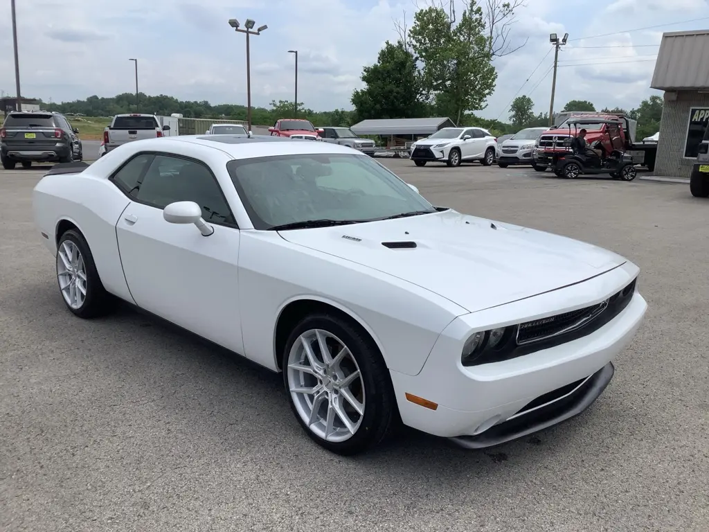2014 Dodge Challenger R/T Plus photo 4