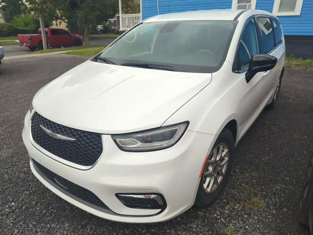 2024 Chrysler Pacifica Touring L's photo