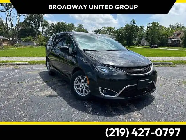 2022 Chrysler Voyager LX's photo