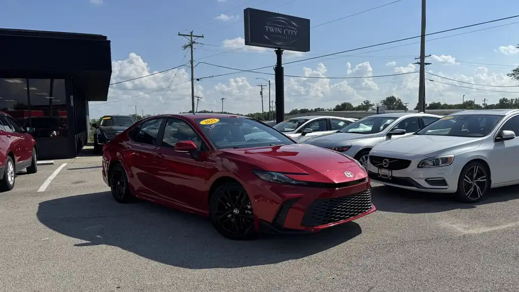 2025 Toyota Camry SE Hybrid's photo