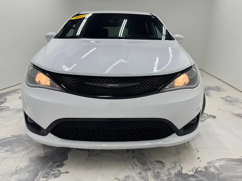 2020 Chrysler Pacifica Touring photo 3