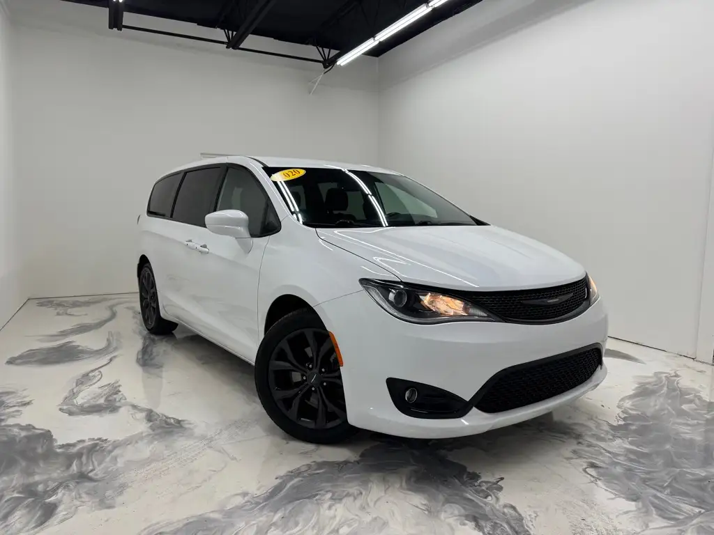 2020 Chrysler Pacifica Touring photo 1
